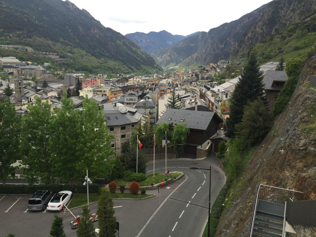                      住地背靠山