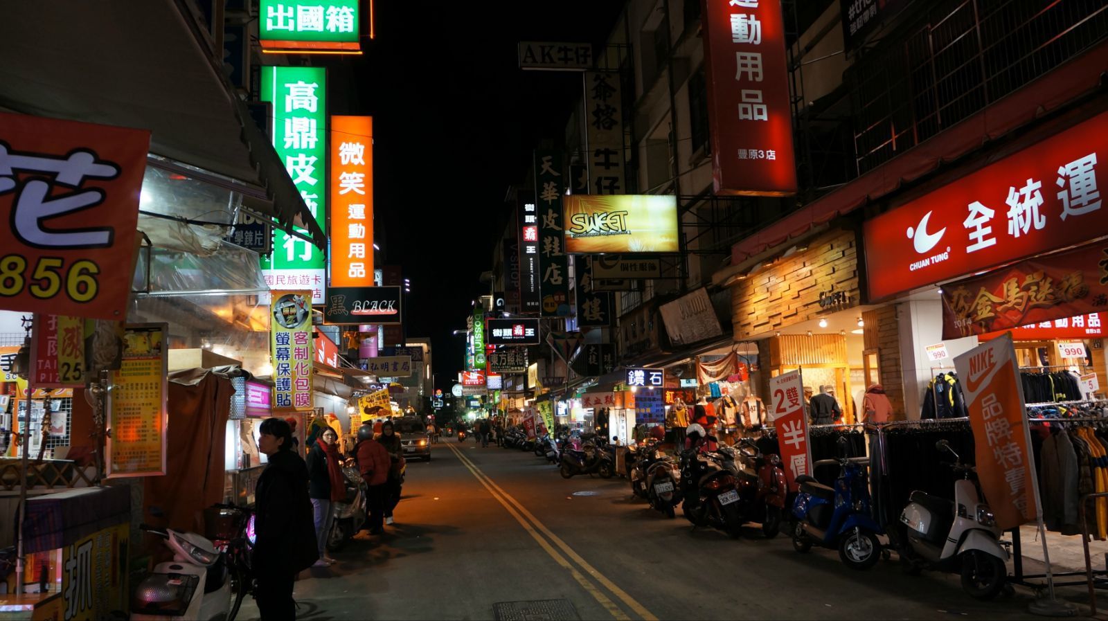 晚上住在台中,街景随便拍 台中丰原庙东夜市