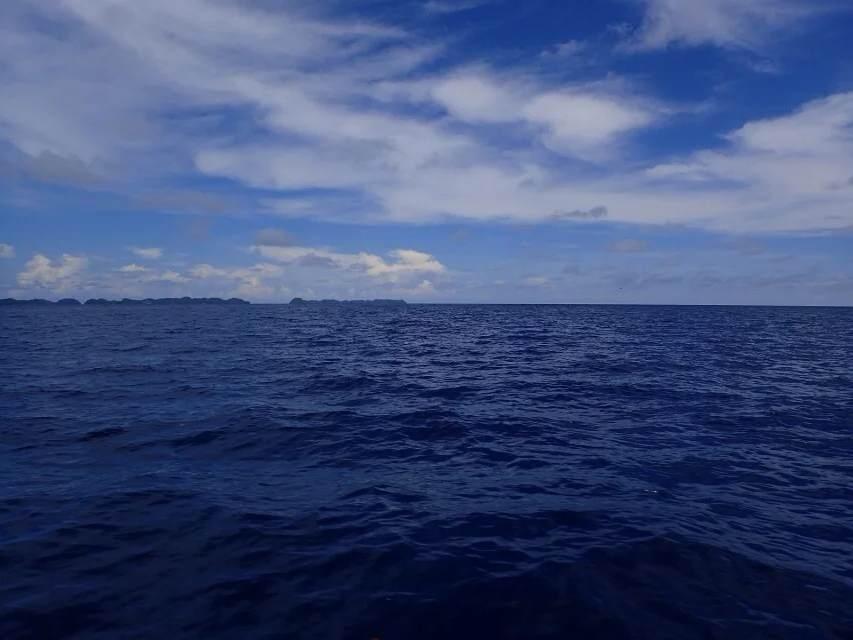 深蓝深蓝的海水,听说这里的海水有七种颜色
