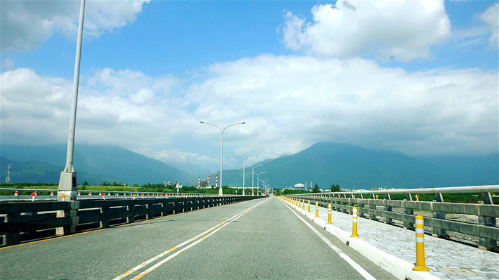 享受完阳光海岸早餐,就往北向太鲁阁进军~最初还是海边的公路