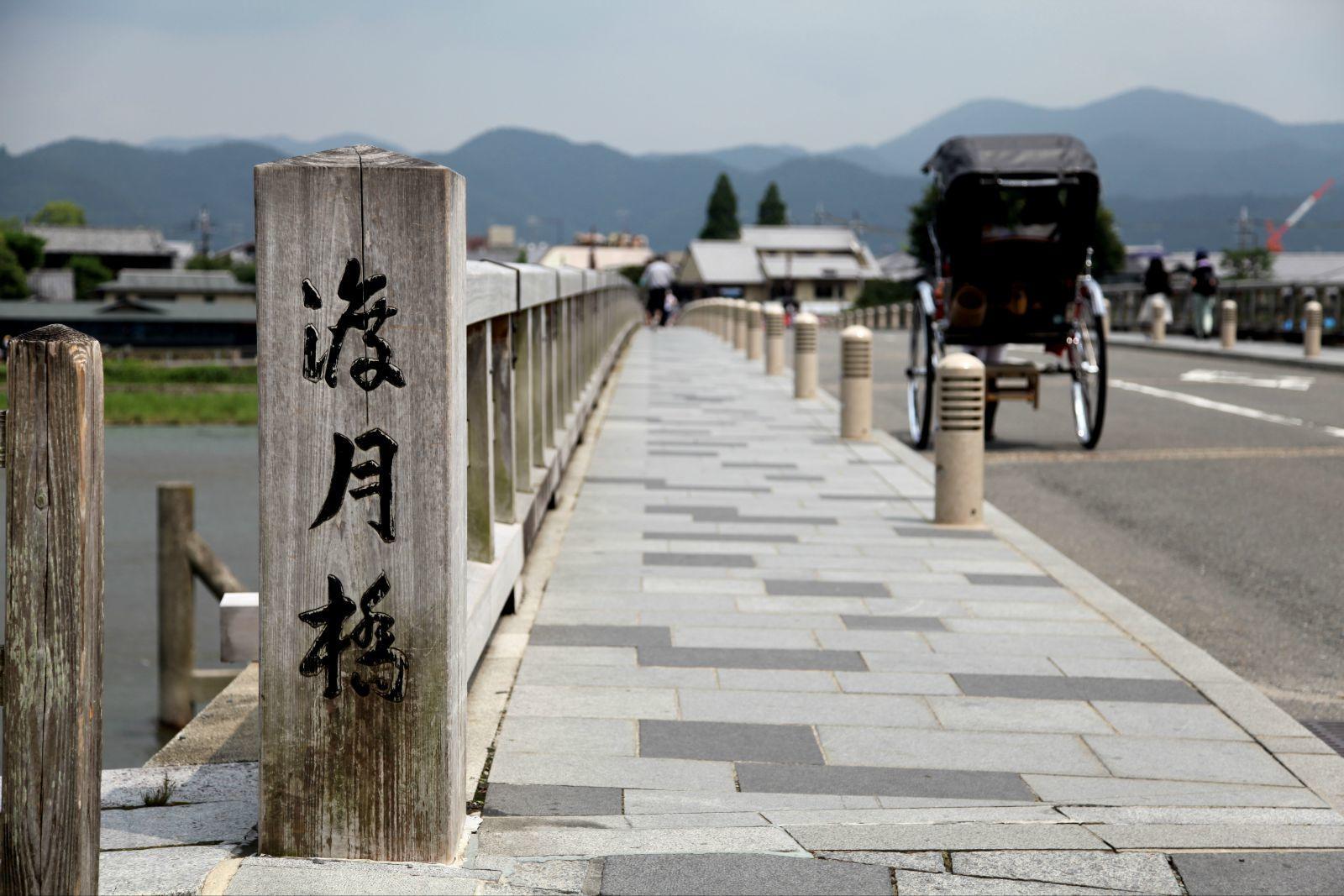 渡月桥上人来人往,倚在桥边看桂川流水潺潺.