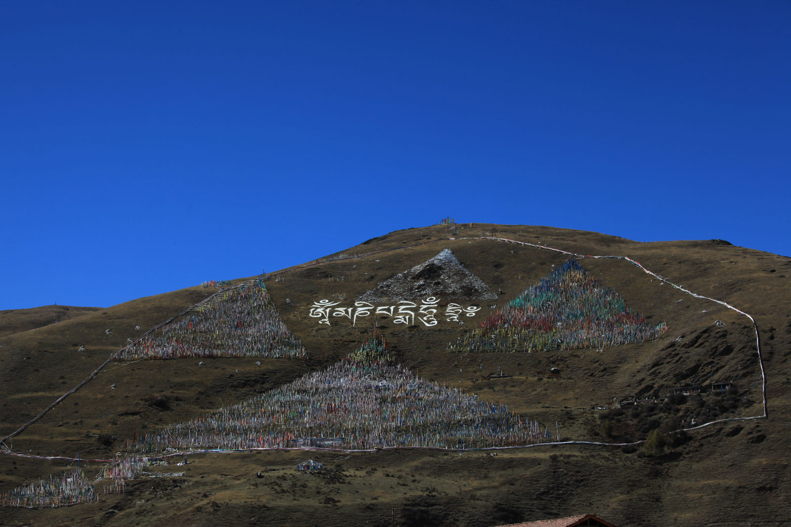 藏地随处可见山坡上写着巨大的真言 甘孜沿路