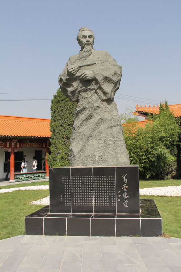 院中有东汉书法家张芝雕像一座.