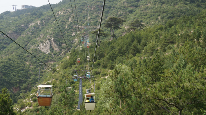 恒山 北岳恒山,是一座绝塞历史名山,山上少有流泉飞瀑,却随处可见
