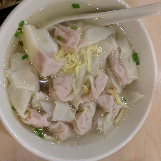 上海典型的小馄饨.白里透红,肉质细腻.白汤绿葱花,蛋皮麻油香.