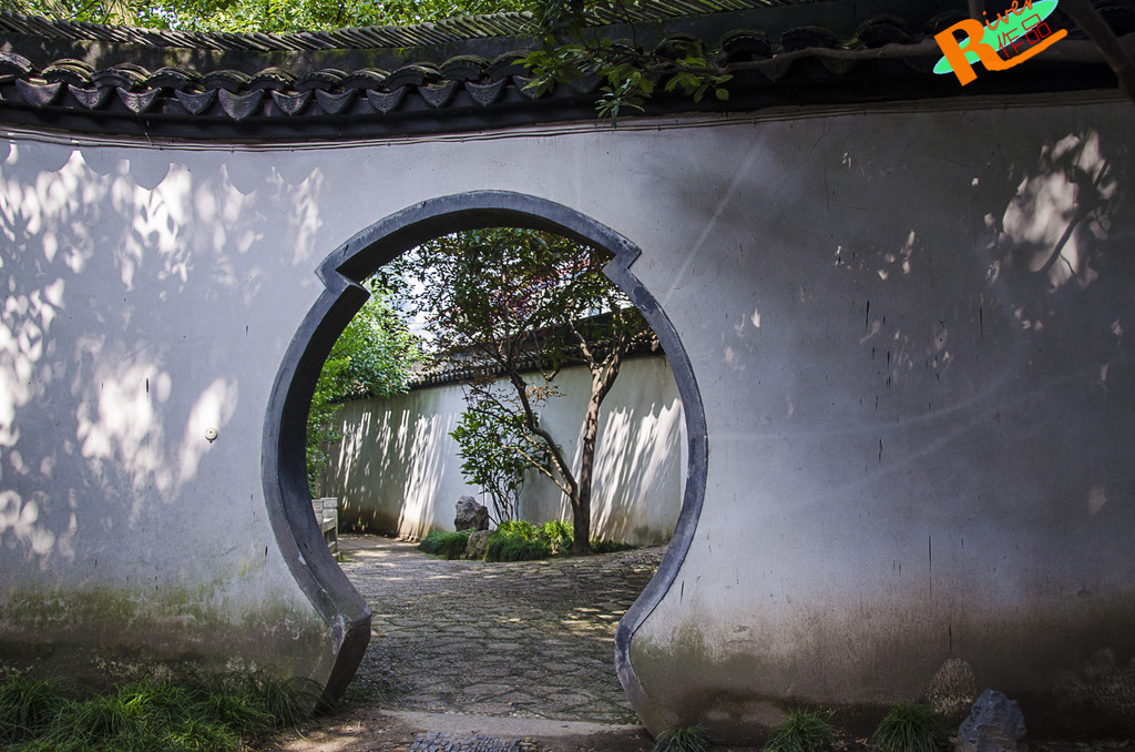 在江南园林中,最喜欢各种造型的门,偏偏醉白池公园内这样的门极多.