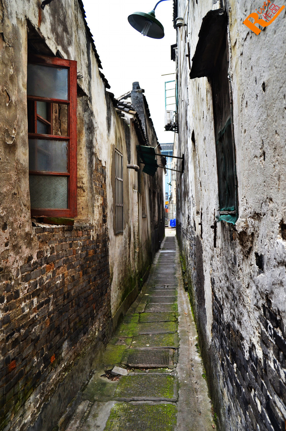 在古镇中,越窄的小巷越有味道.这条小巷只容一人通过.