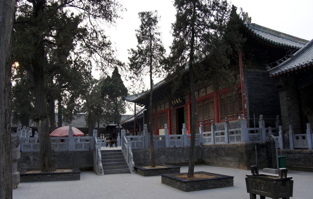 首级的地方,前为祠庙,后为墓冢,位于河南省洛阳市老城南7公里的关林镇