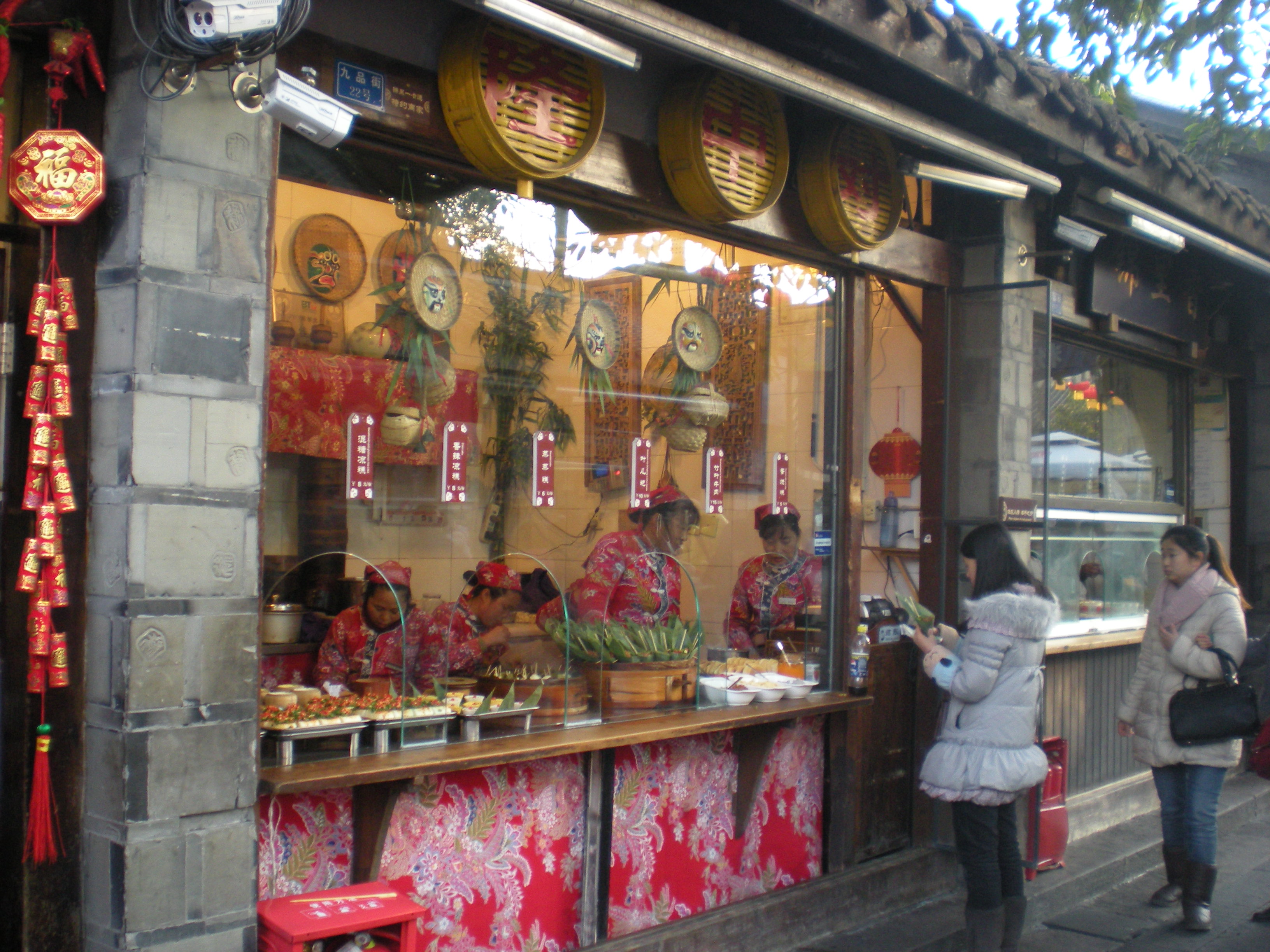 武候祠旁边的"锦里"古街,象上海的城隍庙,分民间小店和成都小吃