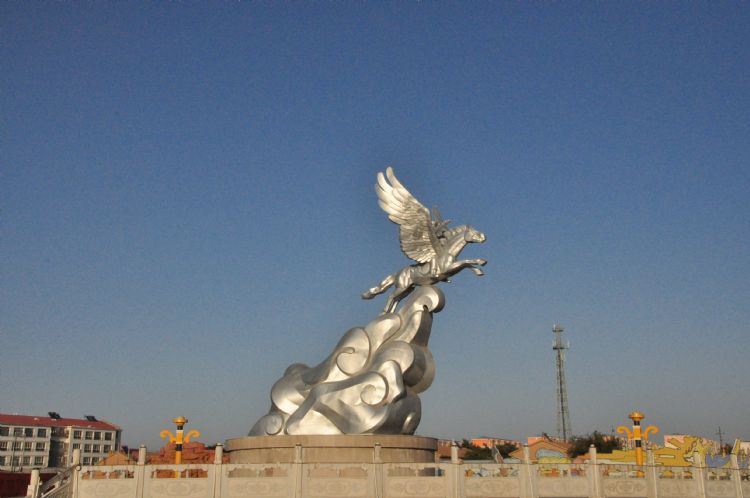 2013年10月9日下午1点15分,我们的大巴从张掖丹霞景区出发,前往内蒙古阿拉善右旗,张掖距阿拉善右旗有136公里,路很好走。张掖到山丹一段是高速,山丹过去不远,就进入内蒙古的境地,一片片苍茫的戈壁滩和草原呈现在眼前。当天天气很好,但是路上起了风沙,谁都知道沙漠里遇上风沙那是最头疼的事情,但愿第二天天晴气朗,风平沙静。下午4点半赶到右旗,住金祥宾馆。右旗是进入巴丹吉林沙漠的必经之地,是来自东南西北各地的中转站,也是进入沙漠腹地之前的补充基地。由于第二天进入沙漠,领队告诉当天是这次出行难有的一次休整,下余