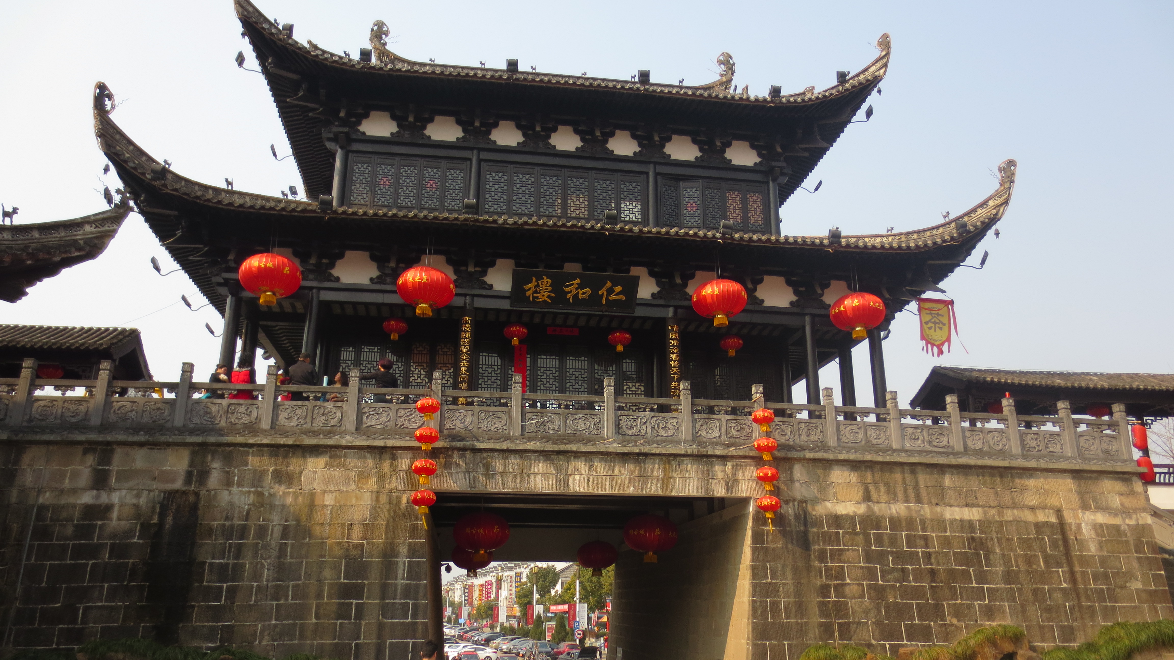 徽州古城,门票100元,有少数傻瓜见有售票处,又见有验票人员,而去买票.