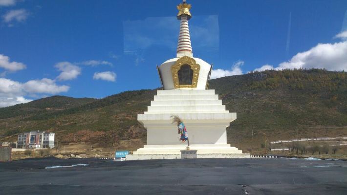 一进香格里拉,就看见这个白塔