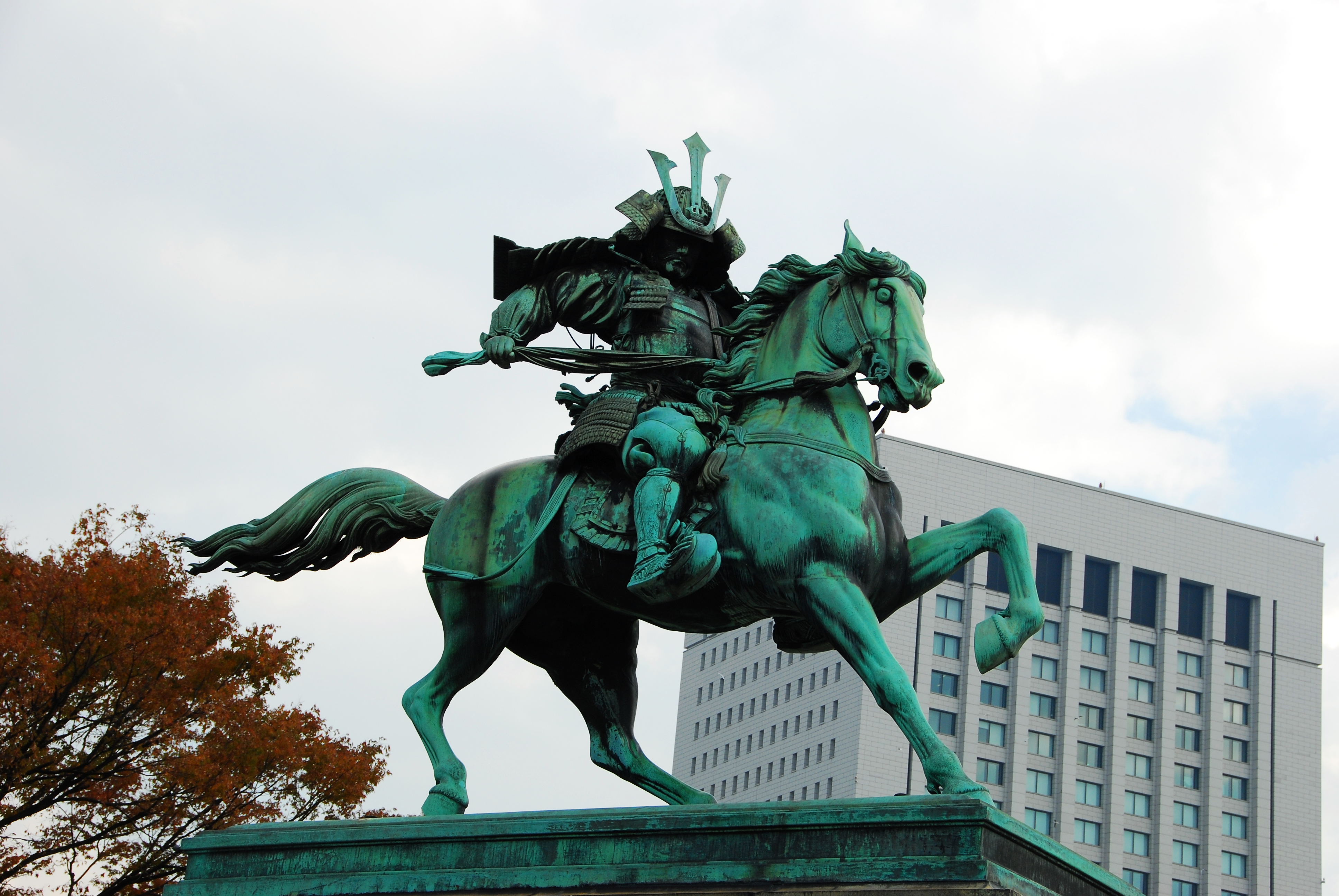 德川幕府第一代将军德川家康.第一个从平民升为将军的. 皇宫外居