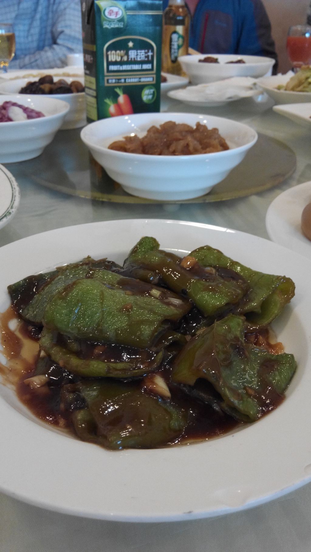 郭林家常菜在北京有不少的分店,六道口的这家算是比较大也算是比较高档的餐厅了。餐厅的位置就在金码大厦的对面,非常好找。院子里有停车的地方。这里离家比较近,也是我们最常来吃的饭店之一了。一直感觉这里的菜不错,味道好吃,样式也比较好看,种类很多,时不时的推出新的菜品。这里一楼是大厅,桌子不少,但每次去的时候人都是很多,去晚了就要等座位了。2楼主要是包房,房间也不少,不过也经常订不到桌位。郭林主要以家常菜为主,菜的价格不算太贵,这家店好像比其他店价格高一些,不过这里的环境和服务都要好一些。上周,有两位同事结婚请客