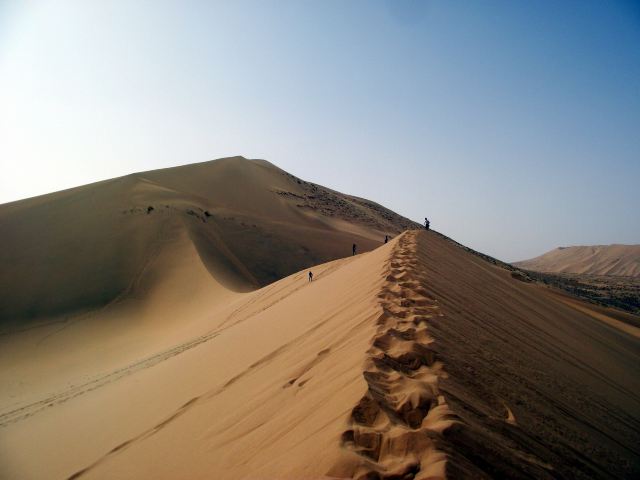 关于沙山成型的最新说法是地下水维持了沙山.