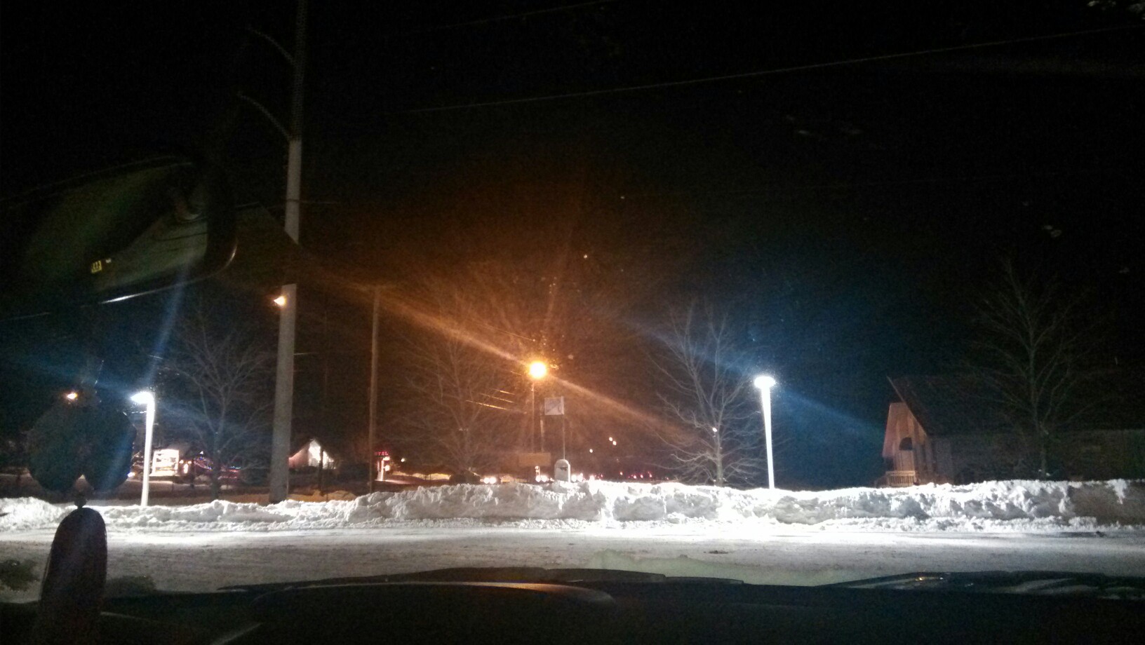 天色渐晚,车窗外路灯把雪景照得迷人