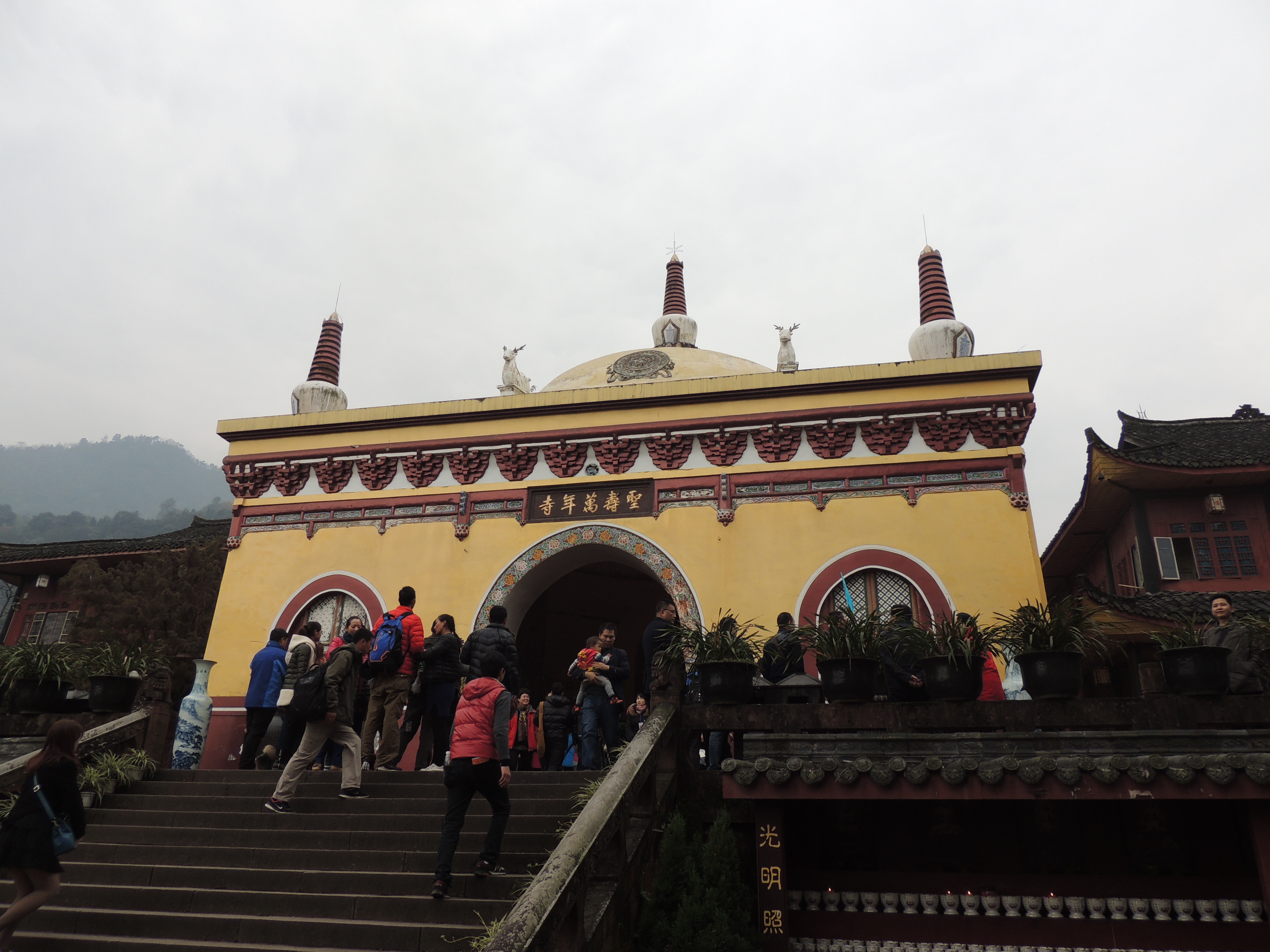 峨眉山腰的万年寺,也是峨眉最早的寺庙. 峨眉山