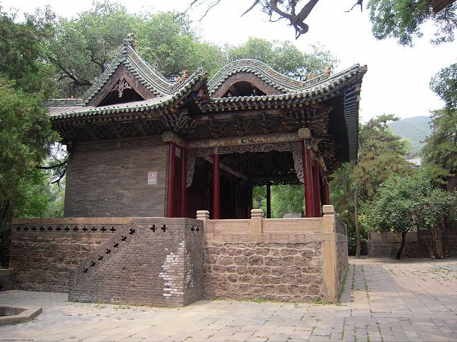 把一座玲珑剔透的乐台,巧妙地安置在智伯渠畔,碧波荡漾的潺潺泉水