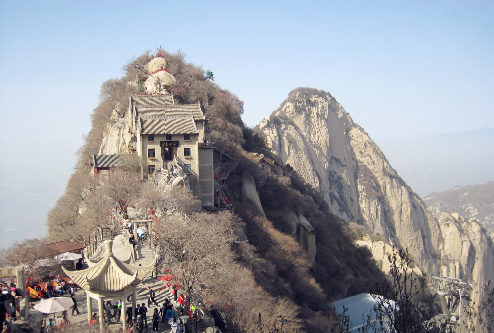 北峰(白云峰 海拔1800多米,是华山5峰中最矮的一座,也是华山登山的