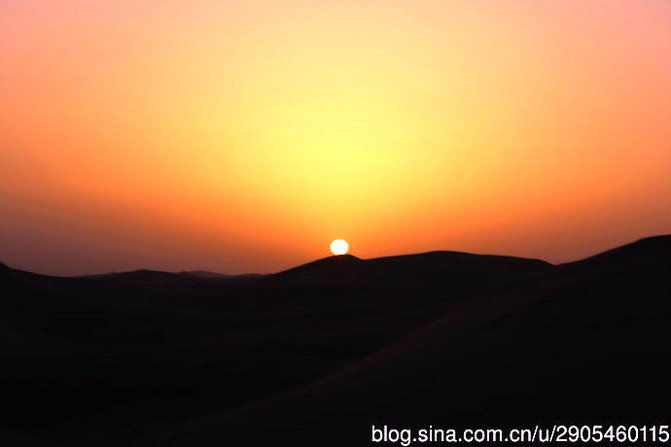 太阳缓缓地升高,我们屏住呼吸,一边观察,一边从不同角度用相机留下这