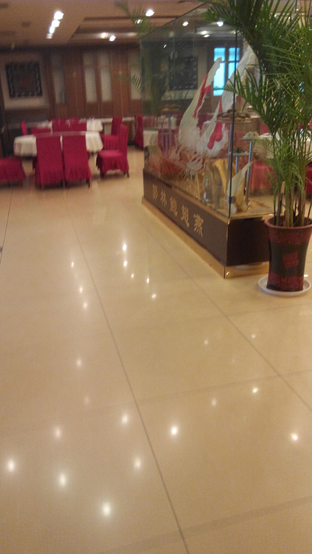 郭林家常菜在北京有不少的分店,六道口的这家算是比较大也算是比较高档的餐厅了。餐厅的位置就在金码大厦的对面,非常好找。院子里有停车的地方。这里离家比较近,也是我们最常来吃的饭店之一了。一直感觉这里的菜不错,味道好吃,样式也比较好看,种类很多,时不时的推出新的菜品。这里一楼是大厅,桌子不少,但每次去的时候人都是很多,去晚了就要等座位了。2楼主要是包房,房间也不少,不过也经常订不到桌位。郭林主要以家常菜为主,菜的价格不算太贵,这家店好像比其他店价格高一些,不过这里的环境和服务都要好一些。上周,有两位同事结婚请客