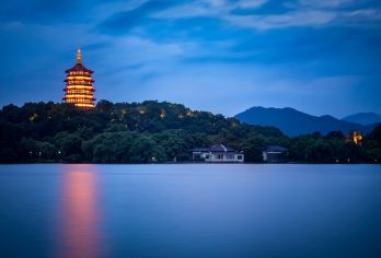 10人团丨杭州西湖断桥+美食网红店夜游ღ可升级河坊街夜景游船【[品质保障]承诺无购物无自费项目，真纯玩无套路出游更放心】