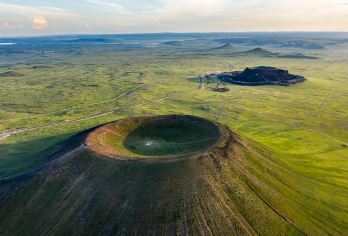 辉腾锡勒草原乌兰哈达火山地质公园1日游上门接送大巴团不接送【[多重选择]可选呼和浩特/乌兰察布出发 2-6人拼团 可选骑马 别人的升级体验，我们的标配！！】
