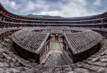 龙岩土楼王景区承启楼+世泽楼+五云楼一日游【岛内免费上门接】【厦门市内酒店上门接送，一站式服务，方便省心；】