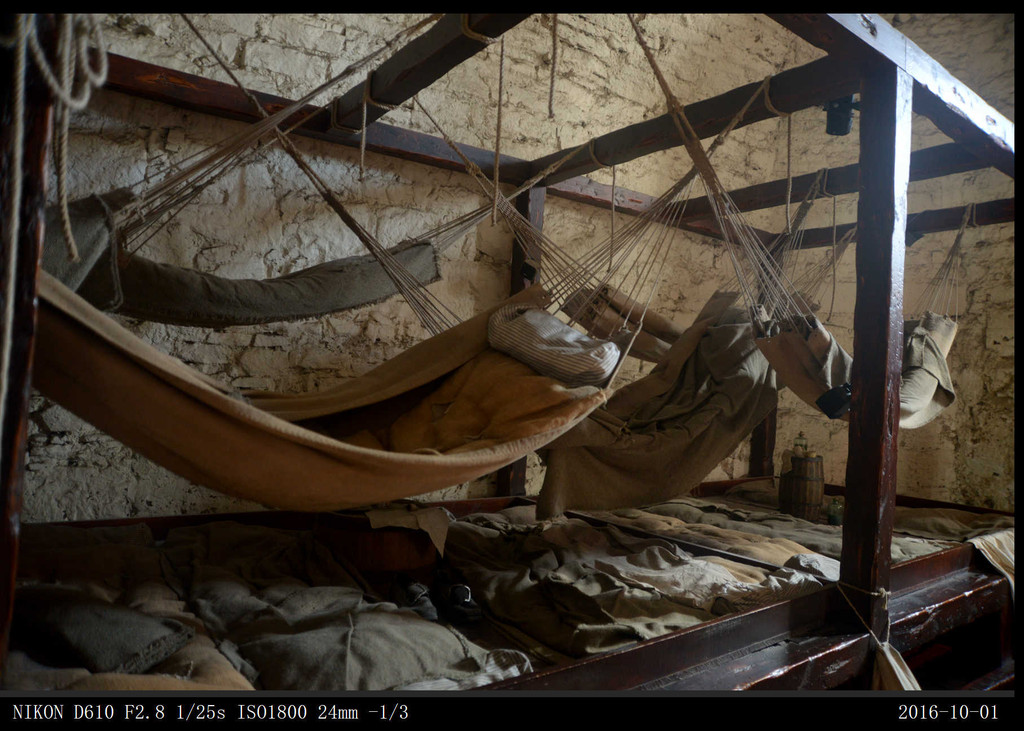 军事监狱展出古代监狱简陋的床铺,有些像现在丛林中的吊床.