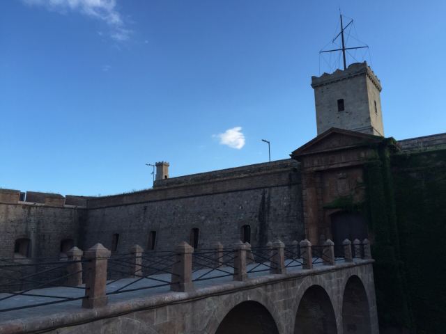 惠奇城堡景点,蒙锥克城堡位于巴塞罗那海边的