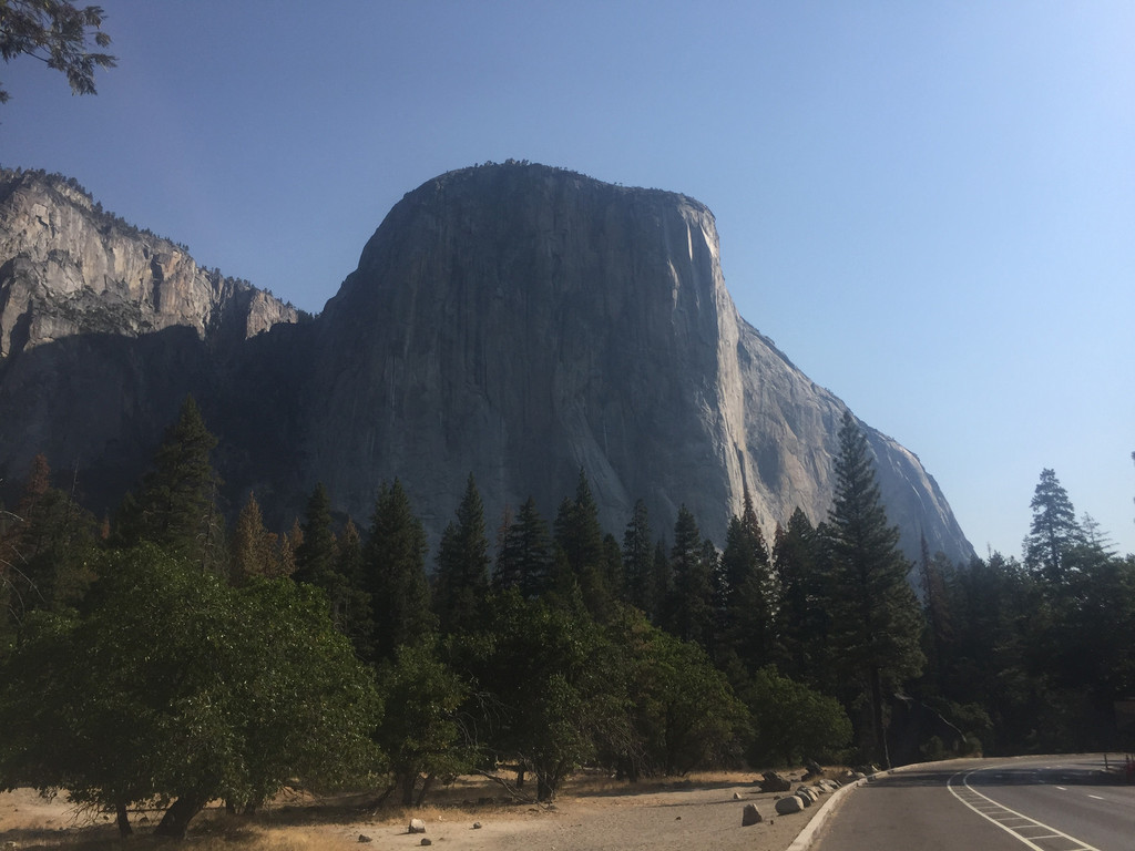 下到山谷,迎面碰上教堂巖,壯觀!坐在車裡甚至看不見山頂.