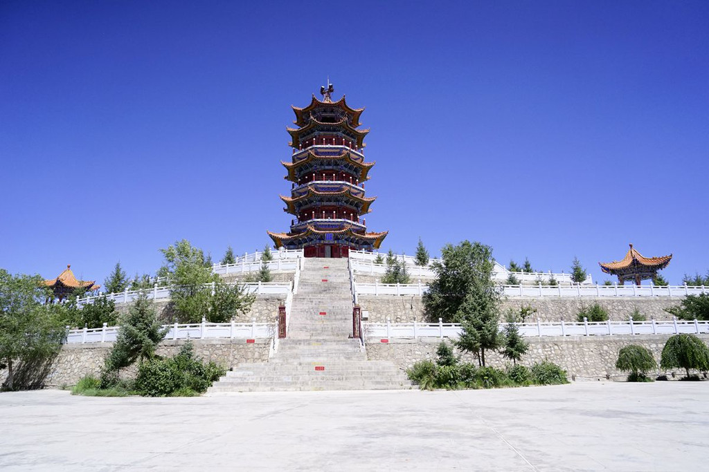 是中国大陆的最低点,海拔约750米德令哈市以其丰富的盐资源而闻名,是