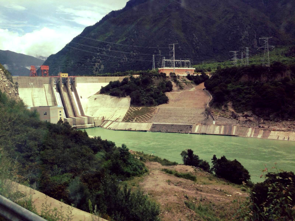          路过的一个不知名小水坝