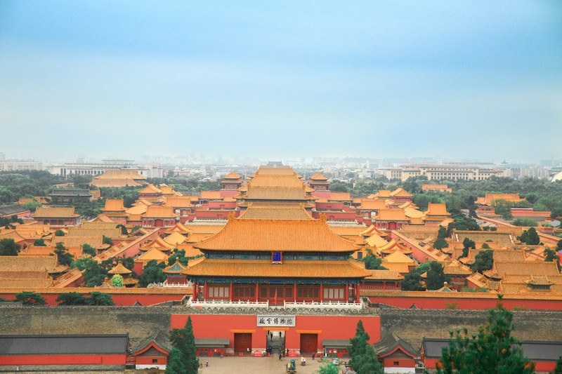 拍空無一人的故宮全景,我們一大早直奔景山公園,和一幫晨練的 北京 老