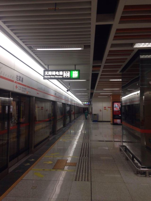 成都东站坐地铁2号线到通惠门e出口,步行到蓝瑟青旅 成都