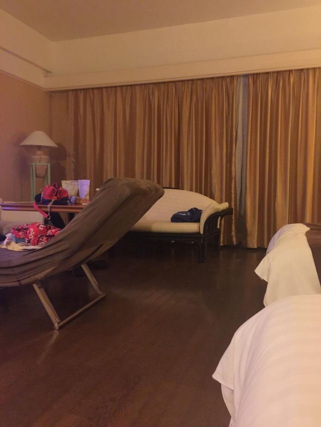 我们住的房间在酒店二楼,服务员大叔开着一辆高尔夫球车, 经过一个