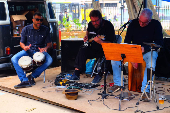 图为街头公园举办小型的汉堡音乐会节演唱的乐队