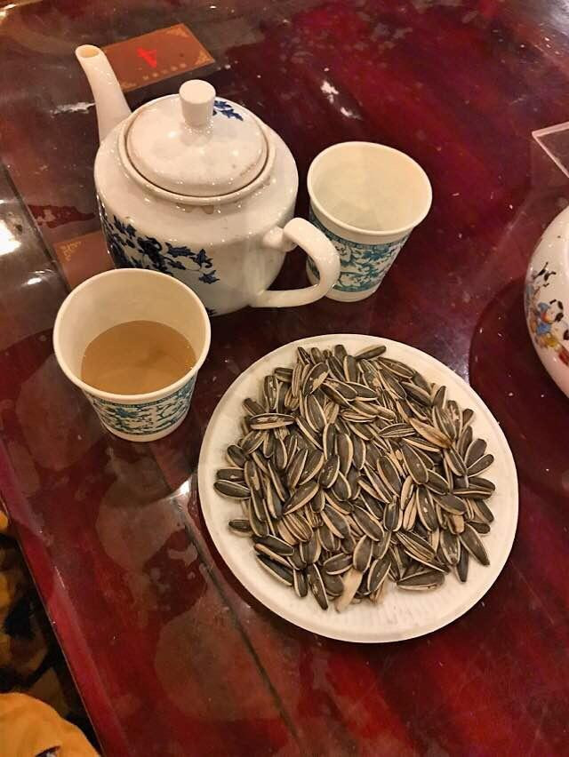 嗑瓜子喝茶水的图片图片