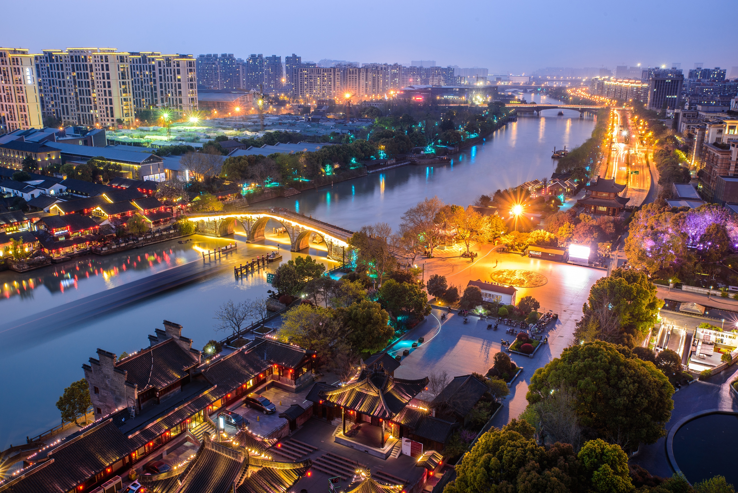 繁华闹市中,武林广场的现代气息和清河坊的古意盎然相互交织,给人真实