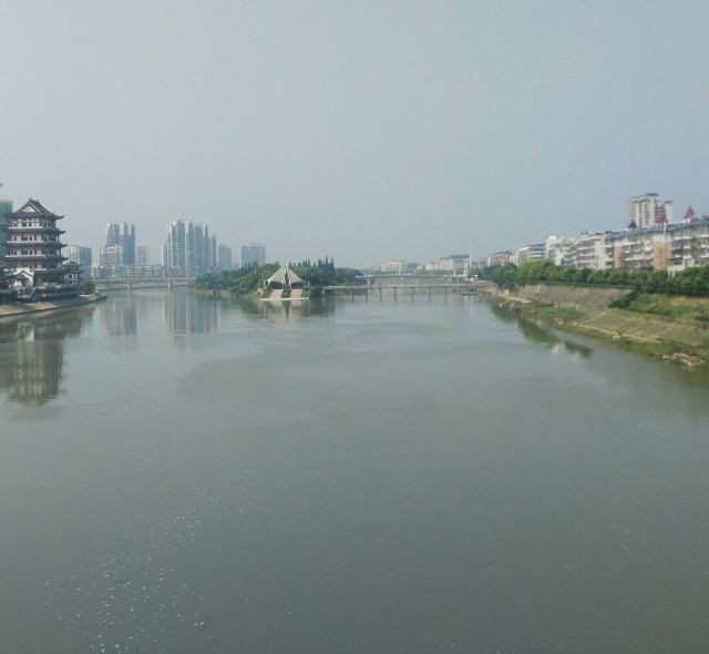 涟水河流经市区,中间是曾国藩诗文岛,两岸是沿河观光带,都是散步休闲