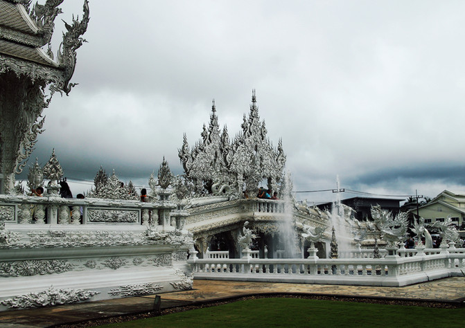 泰国清莱,游走于天堂白庙与地狱黑庙的感悟