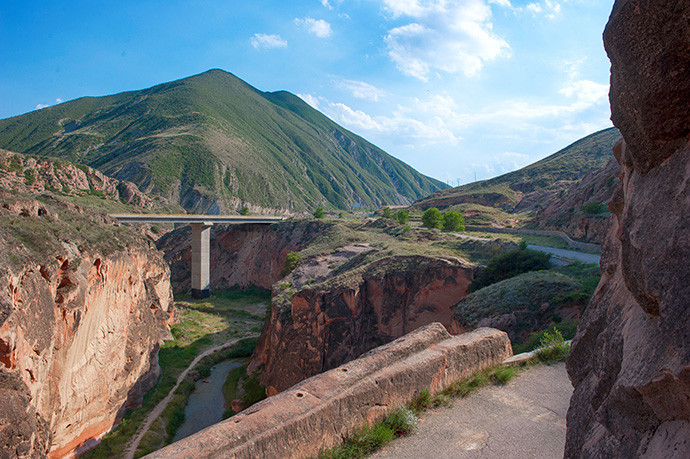 须弥山石窟脚下的两山之间的小道,就是古丝绸之路必经之关隘:石门关