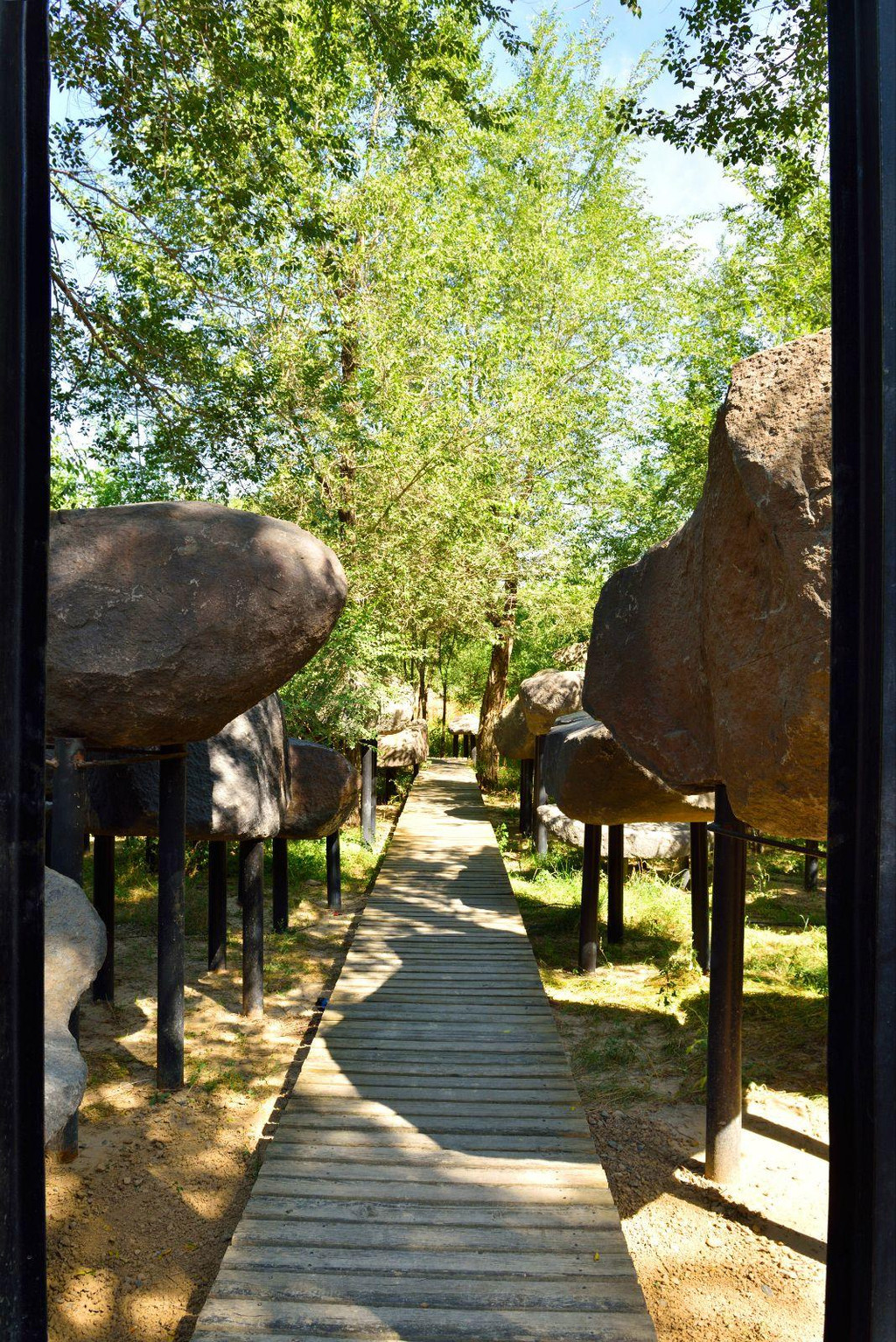      在野馬古生態園,有一個專門展示隕石