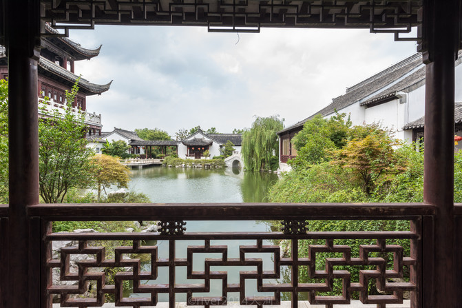 逛山歌館就如逛園林一般愜意,小橋流水,亭臺樓閣,處處都是山歌,處處