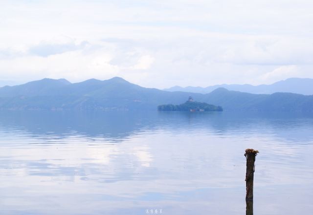 泸沽湖黑娃俄岛图片