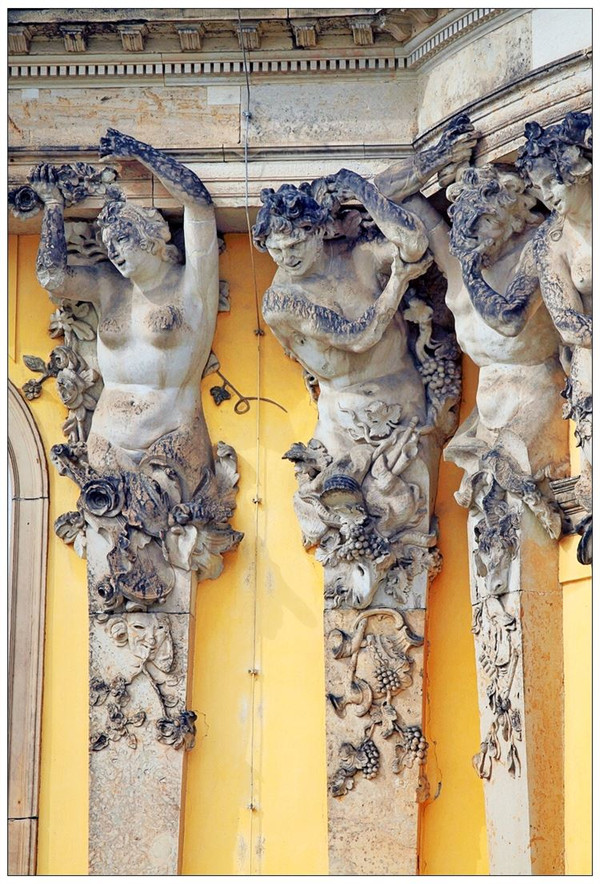 柱子突出外墙,上方依附著各种体态的女人雕像.