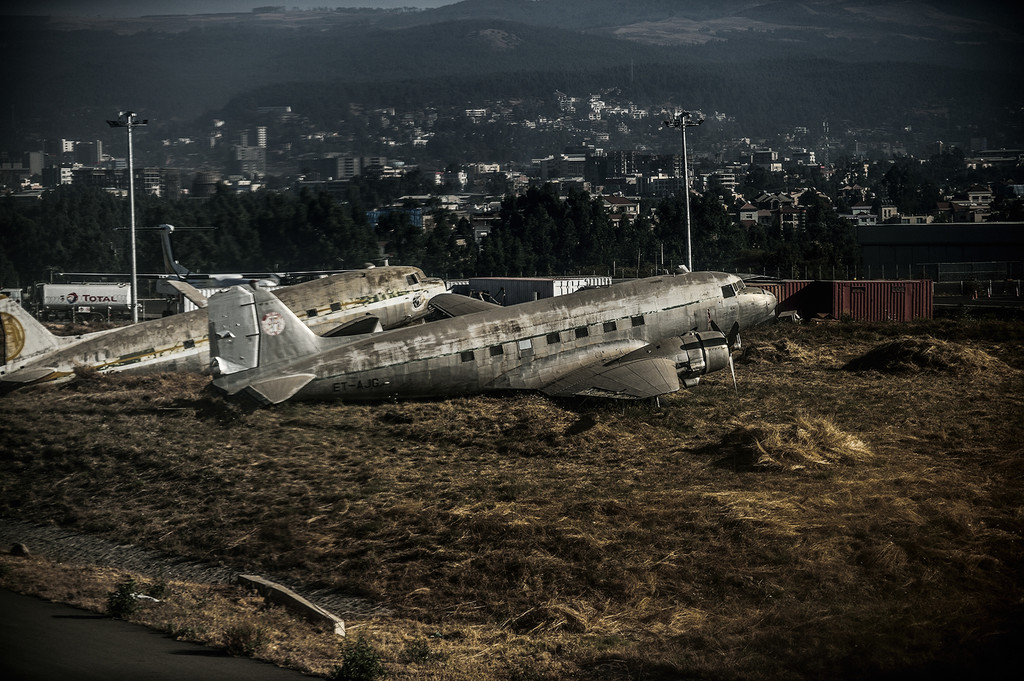 降落滑行中,看到了一些被废弃在跑道附近的dc-3老式运输机,这些可都是
