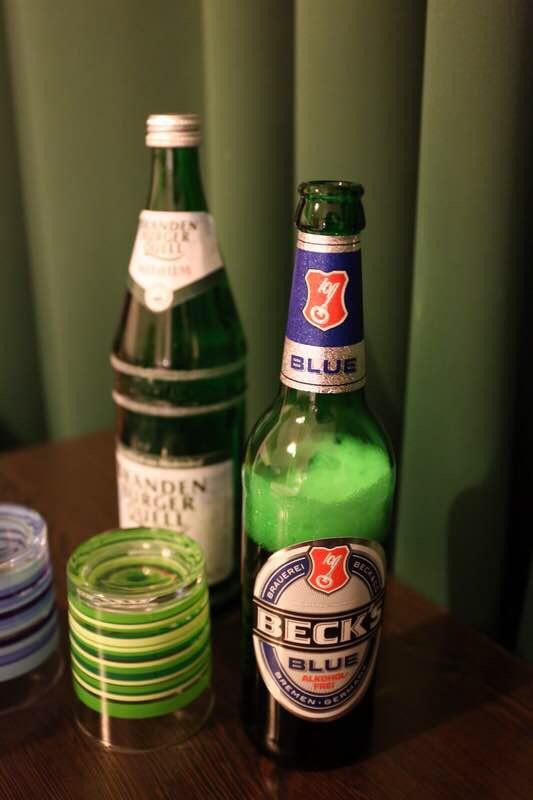 这是一个啤酒比水还要便宜的国家,到处都可以看到拿着酒瓶