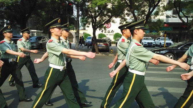 [原创]哈萨克斯坦大使馆面签的人挺多。北京5
