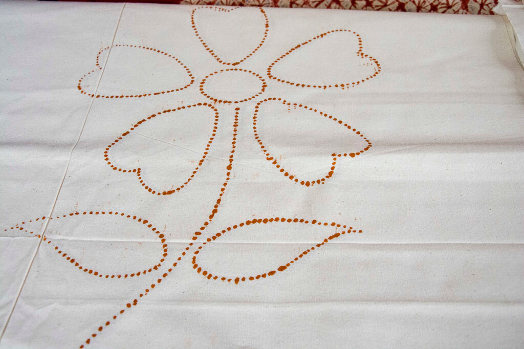 白族扎染-- 采用民间图案,由手工针缝扎,用板蓝根染料反复染制而成